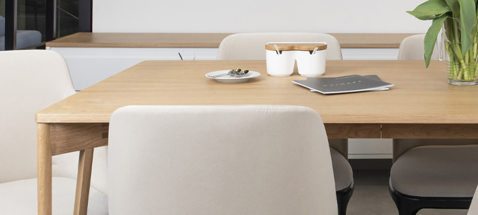 Stół z rozkładanym blatem – do jakich wnętrz jest najlepszy?