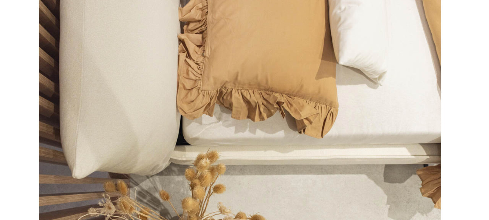 Łóżko tapicerowane czy drewniane — wady i zalety obu mebli