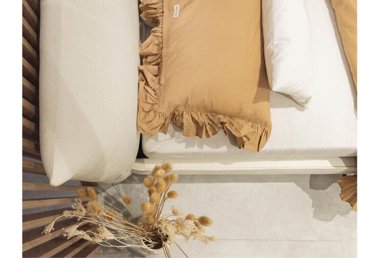 Łóżko tapicerowane czy drewniane — wady i zalety obu mebli